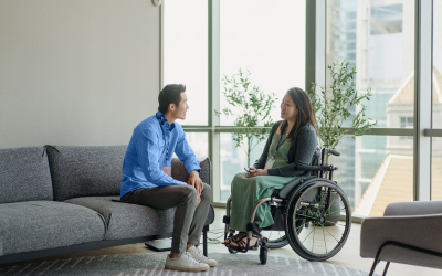 A coach and a coachee engage in a one-on-one session, demonstrating the effectiveness of the company’s outplacement solutions. The modern office environment provides a professional setting for the coaching session.